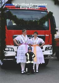 Zwei Frauen in Spreewaldtracht vor dem Feuerwehrfahrzeug