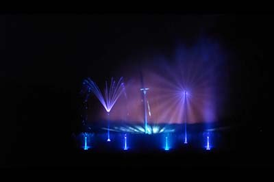 Wasserspiele mit projizierte Wasserwand